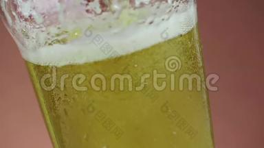 将泡沫的新<strong>鲜啤酒</strong>倒入带有冰冰冻滴的饮料品脱杯中，置于金褐色背景下，提供乐趣和营养食品